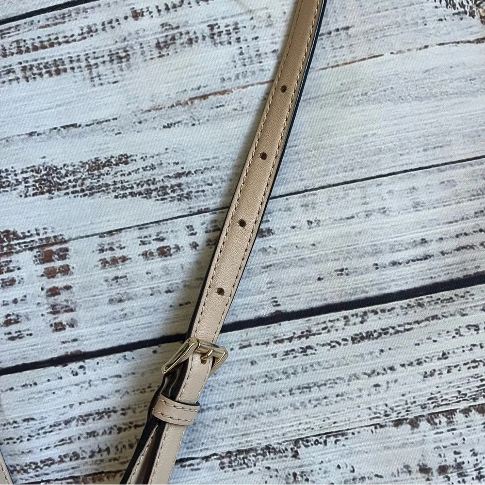 MICHAEL KORS HAMILTON TRAVEL MESSENGER CROSSBODY BAG VANILLA/ACORN GOLD NWOT - Picture 8 of 10